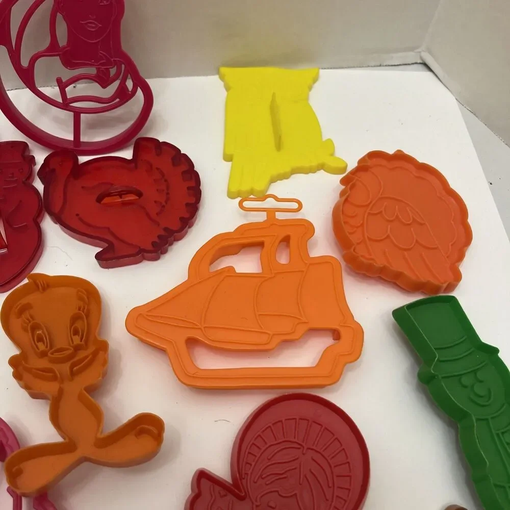 Lot Of Vintage Cookie Cutters Looney Tunes Popples Holiday Vintage Mickey Plus